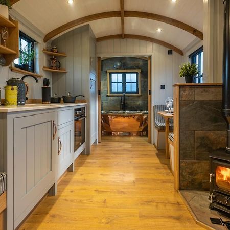 Monkwood Shepherds Hut - Ockeridge Rural Retreats Устър Екстериор снимка