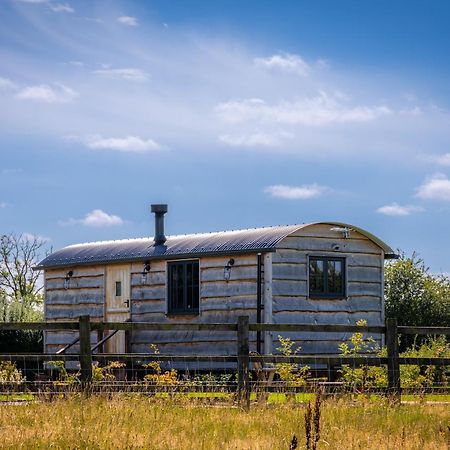 Monkwood Shepherds Hut - Ockeridge Rural Retreats Устър Екстериор снимка