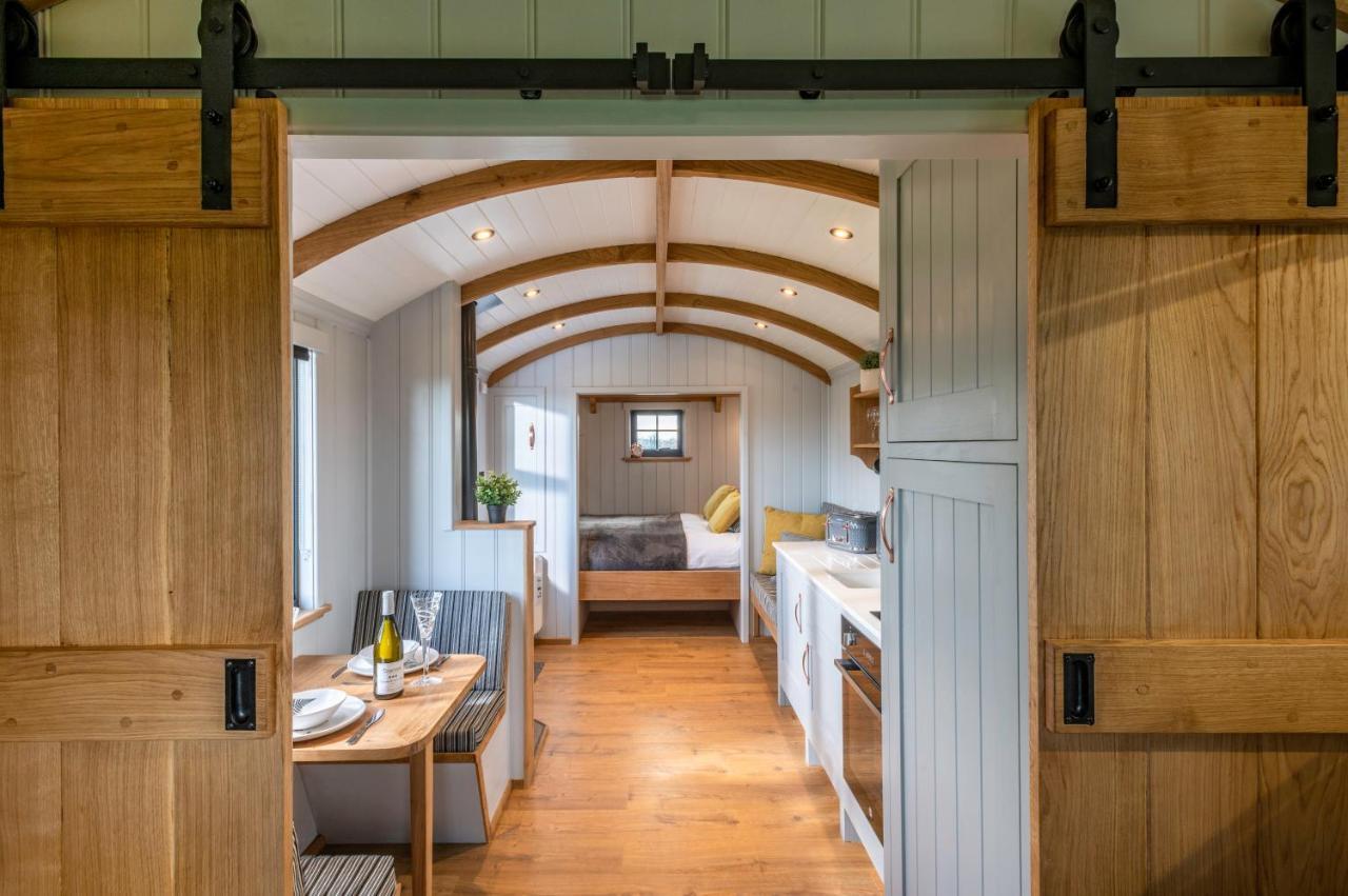 Monkwood Shepherds Hut - Ockeridge Rural Retreats Устър Екстериор снимка