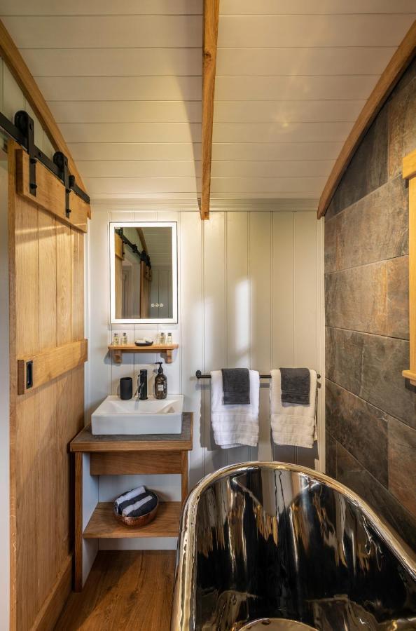 Monkwood Shepherds Hut - Ockeridge Rural Retreats Устър Екстериор снимка