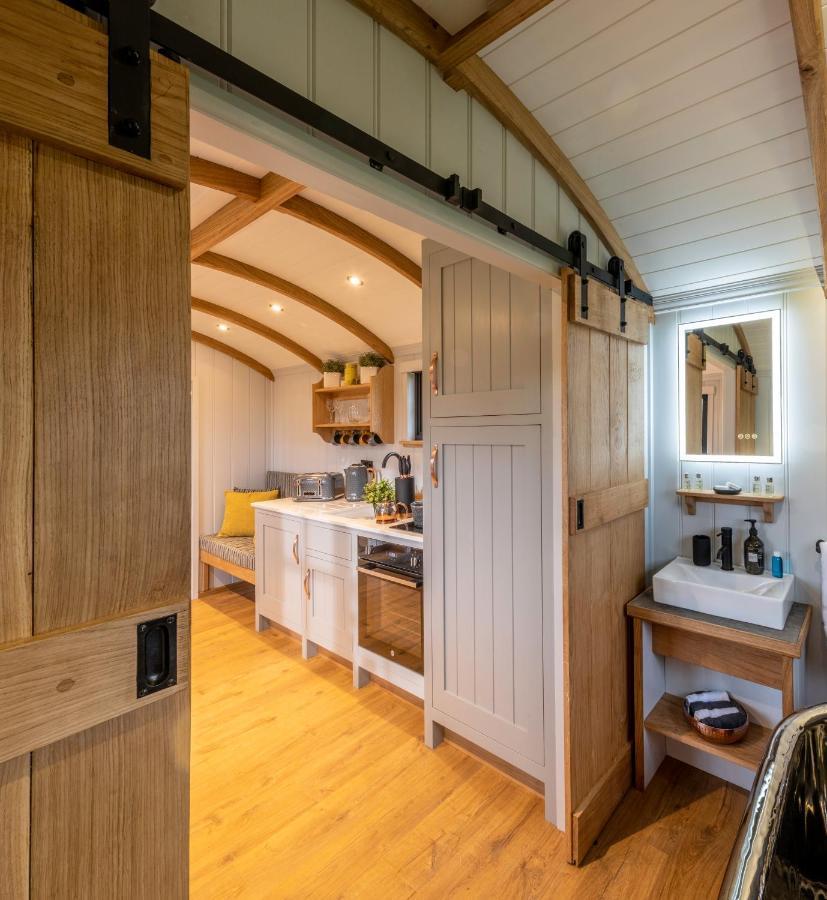 Monkwood Shepherds Hut - Ockeridge Rural Retreats Устър Екстериор снимка