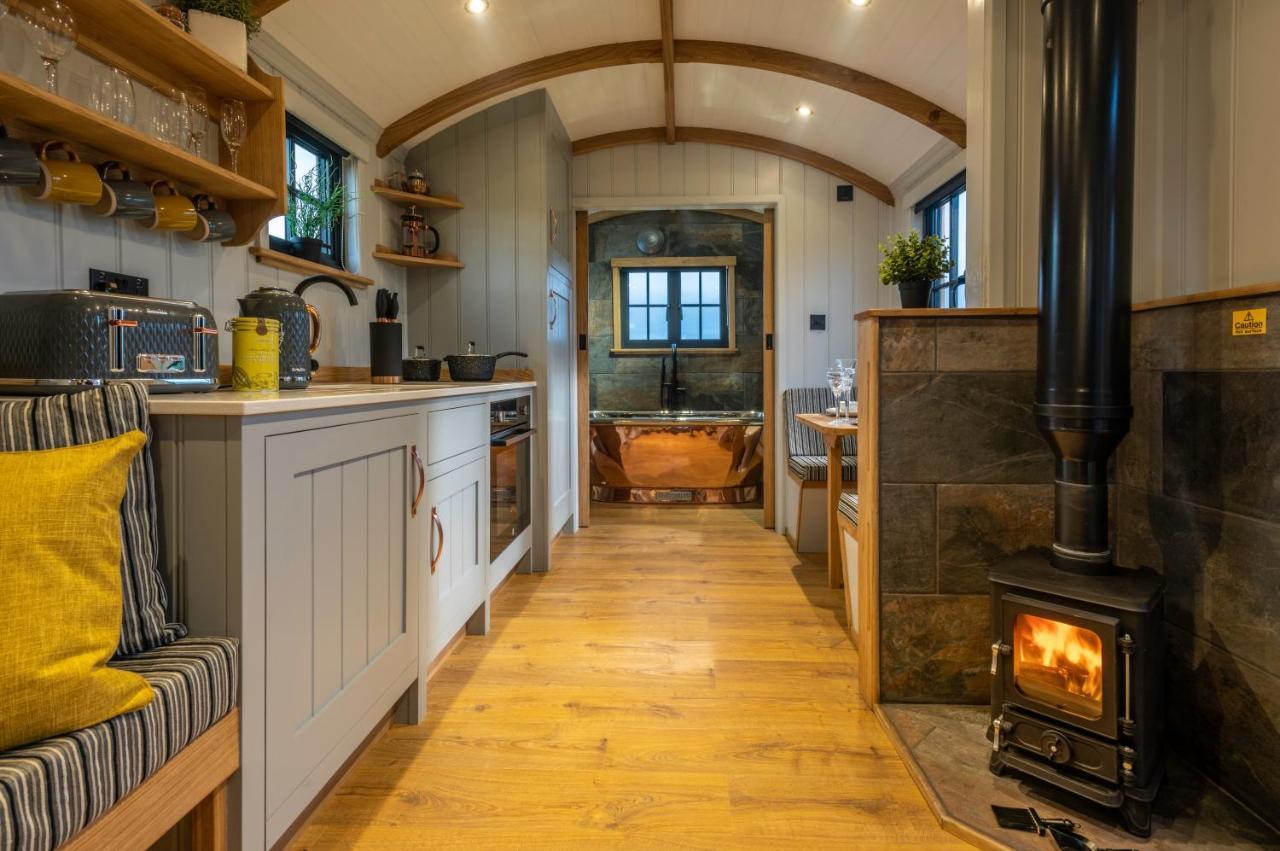 Monkwood Shepherds Hut - Ockeridge Rural Retreats Устър Екстериор снимка
