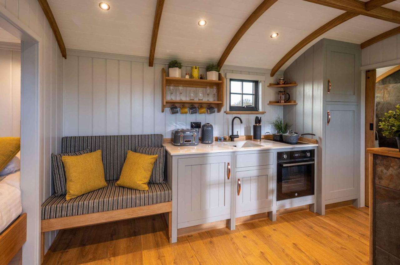 Monkwood Shepherds Hut - Ockeridge Rural Retreats Устър Екстериор снимка