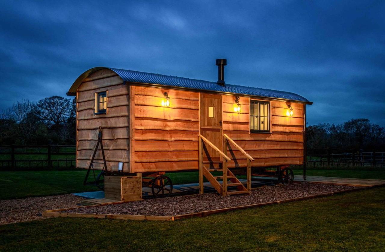 Monkwood Shepherds Hut - Ockeridge Rural Retreats Устър Екстериор снимка
