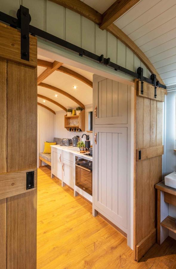 Monkwood Shepherds Hut - Ockeridge Rural Retreats Устър Екстериор снимка