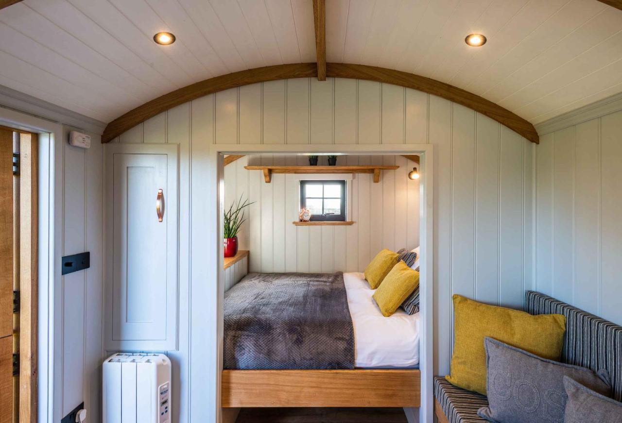 Monkwood Shepherds Hut - Ockeridge Rural Retreats Устър Екстериор снимка