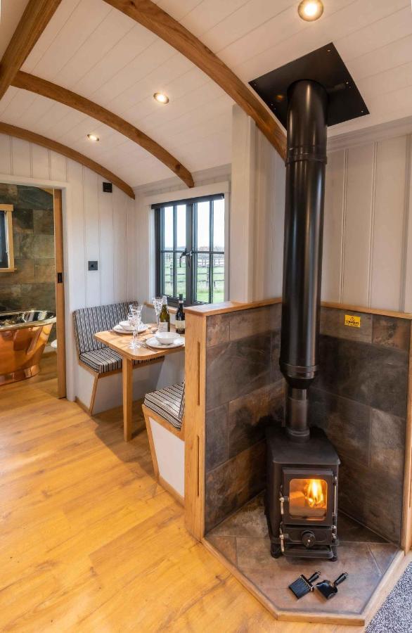Monkwood Shepherds Hut - Ockeridge Rural Retreats Устър Екстериор снимка