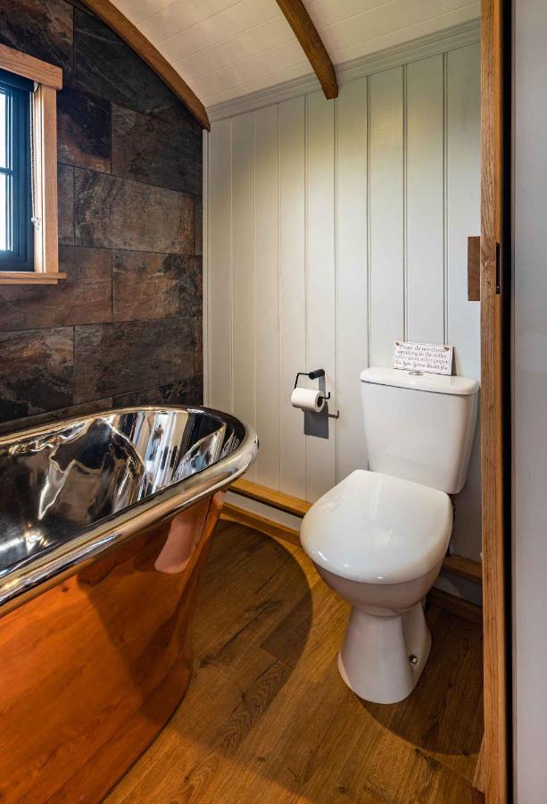 Monkwood Shepherds Hut - Ockeridge Rural Retreats Устър Екстериор снимка