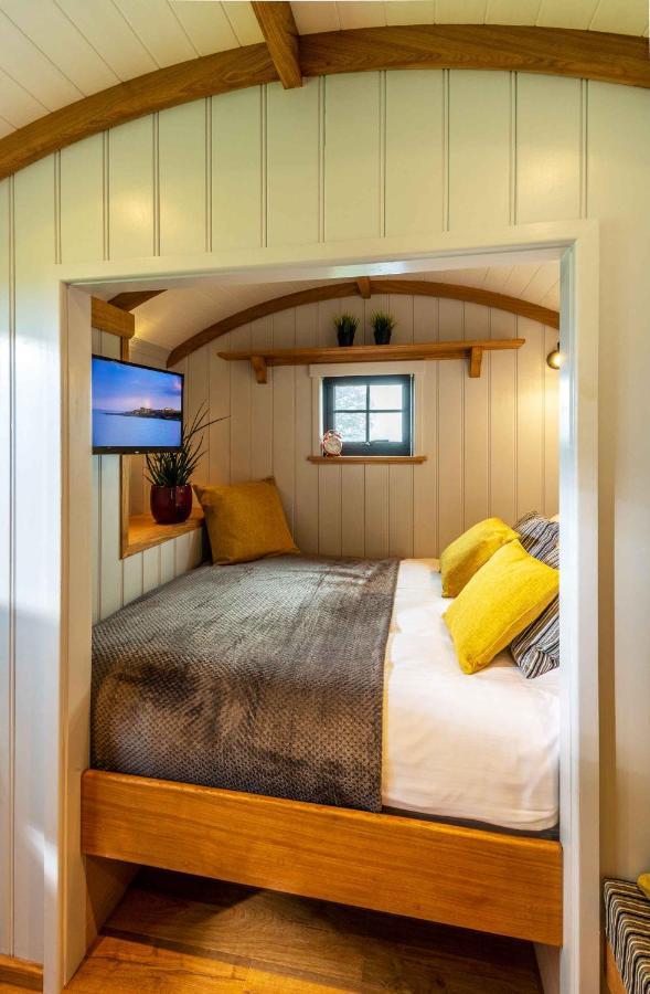 Monkwood Shepherds Hut - Ockeridge Rural Retreats Устър Екстериор снимка