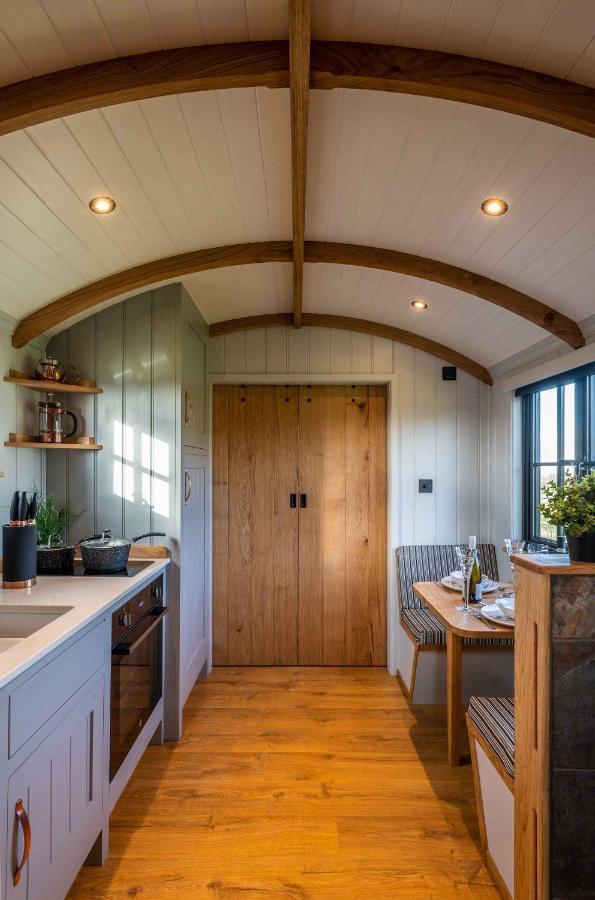 Monkwood Shepherds Hut - Ockeridge Rural Retreats Устър Екстериор снимка