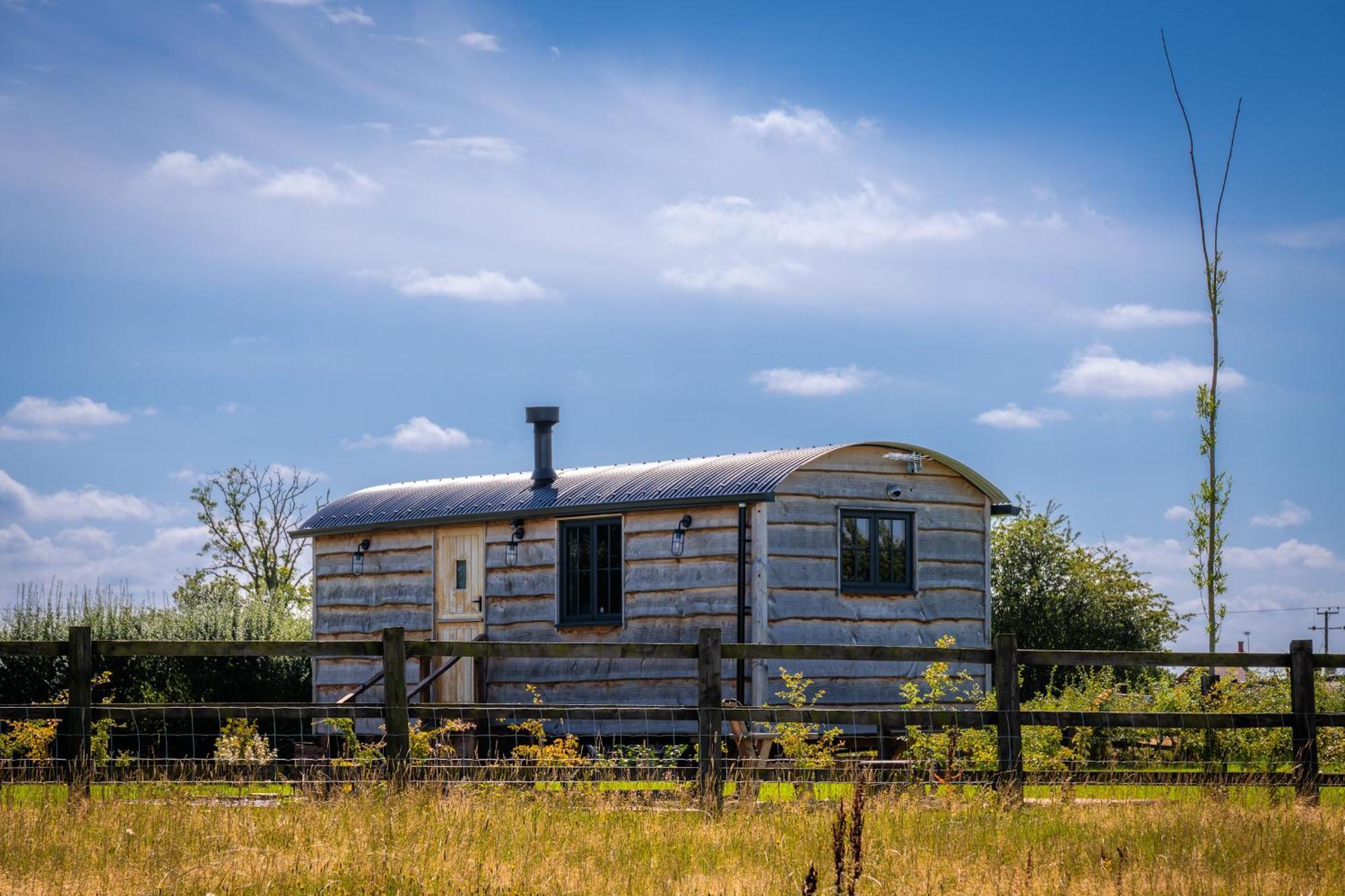 Monkwood Shepherds Hut - Ockeridge Rural Retreats Устър Екстериор снимка