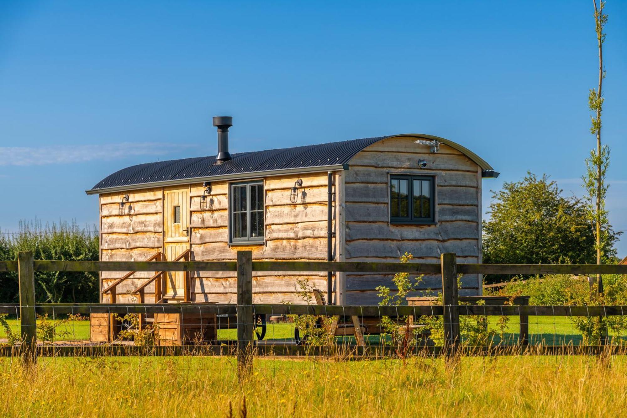 Monkwood Shepherds Hut - Ockeridge Rural Retreats Устър Екстериор снимка