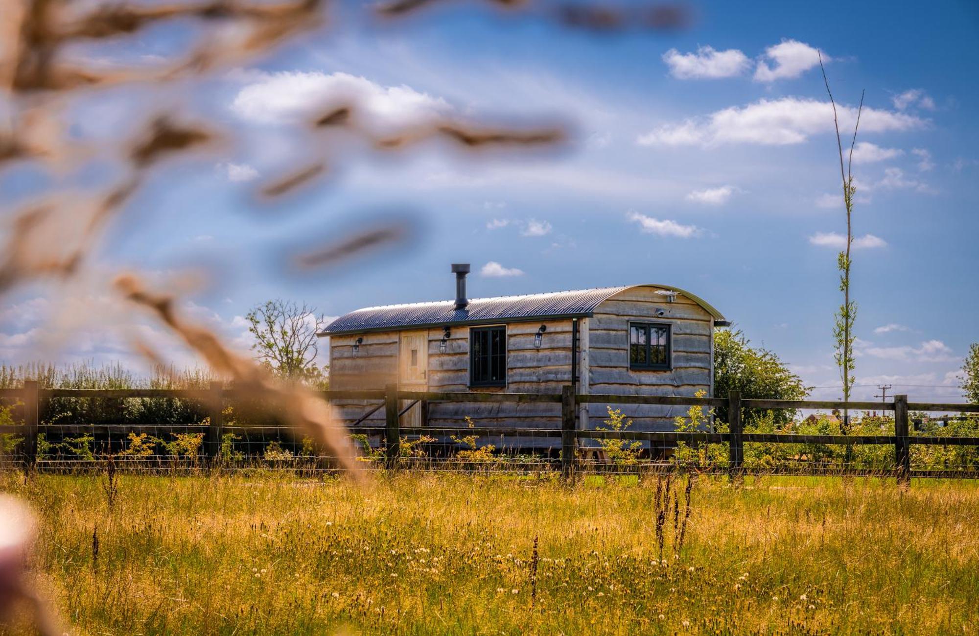 Monkwood Shepherds Hut - Ockeridge Rural Retreats Устър Екстериор снимка