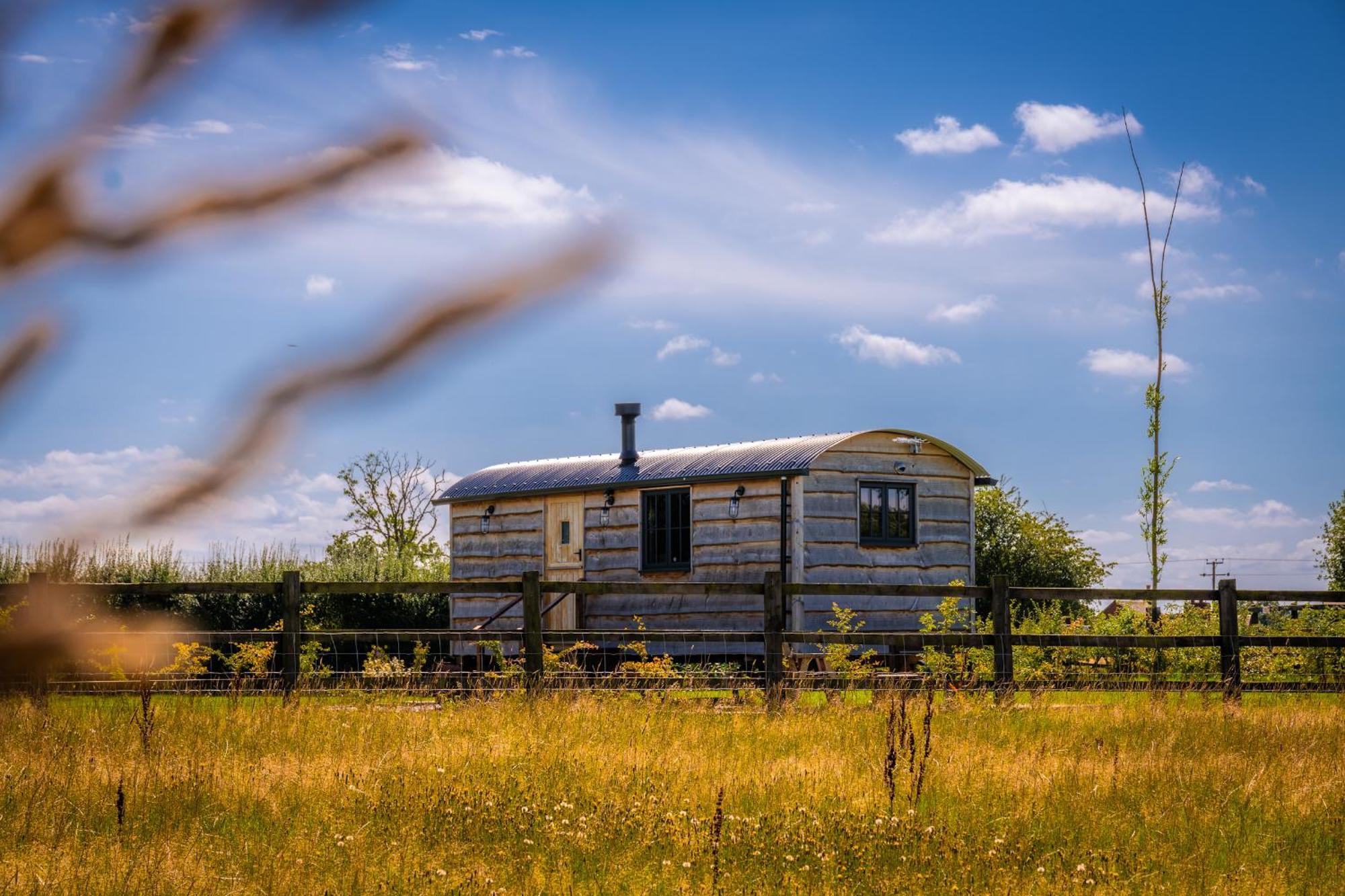 Monkwood Shepherds Hut - Ockeridge Rural Retreats Устър Екстериор снимка