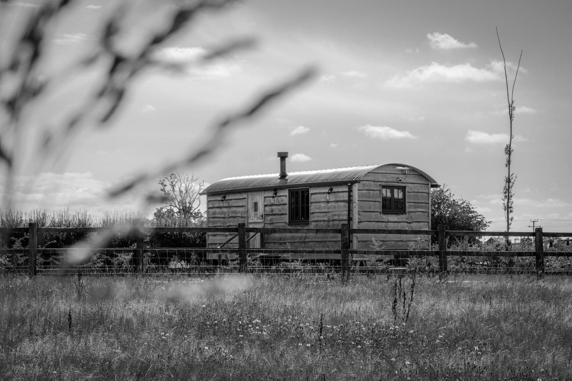Monkwood Shepherds Hut - Ockeridge Rural Retreats Устър Екстериор снимка